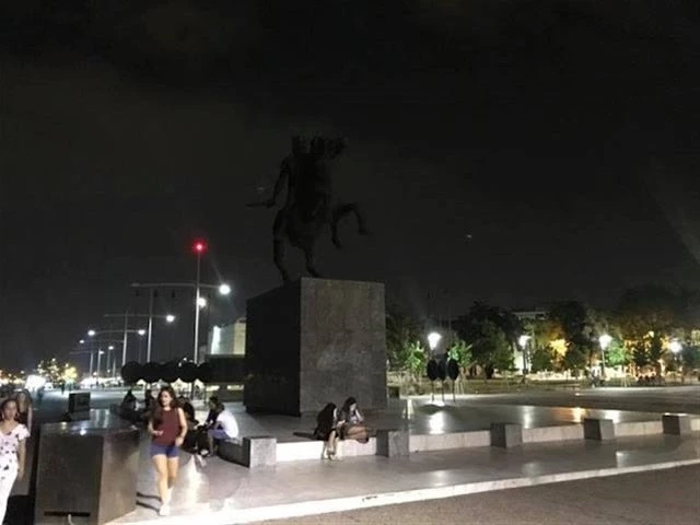 Στους δρόμους ξανά οι Θεσσαλονικείς: Με δάδες στο Άγαλμα του Μεγάλου Αλεξάνδρου!